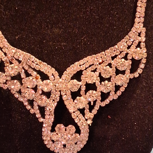 unbranded Jewelry - Stunning Silver Crystal Necklace